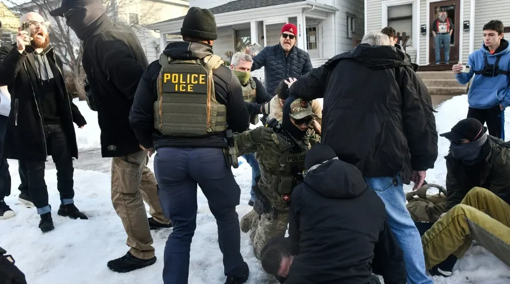 Tribunal suspende decisão que impedia ações do ICE contra protestos pacíficos em Minnesota, reacendendo debate sobre direitos civis nos EUA.