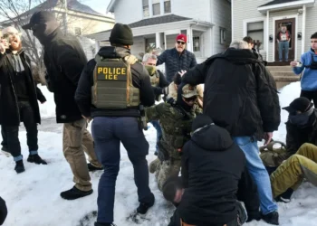 Tribunal suspende decisão que impedia ações do ICE contra protestos pacíficos em Minnesota, reacendendo debate sobre direitos civis nos EUA.
