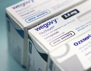 Novo Nordisk lança a primeira pílula GLP-1 para perda de peso nos EUA. Wegovy oral chega com preço mais baixo e intensifica a concorrência no mercado de medicamentos contra a obesidade.