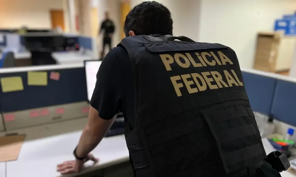 Delegado José Darcy Arruda é denunciado à Polícia Federal por suspeita de coação e outros crimes. Caso gera repercussão na segurança pública do Espírito Santo.