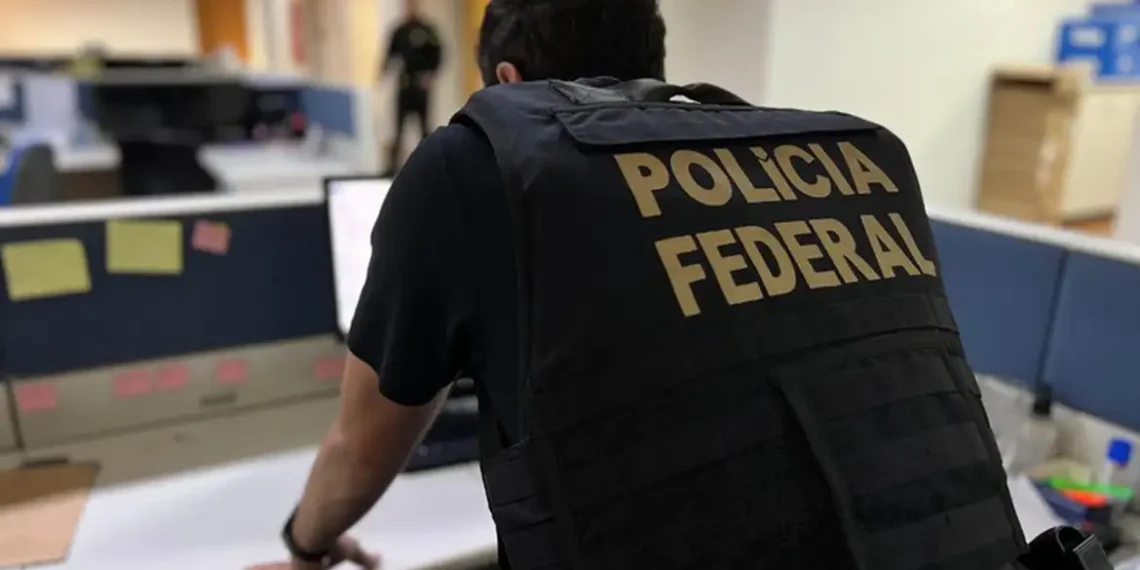 Delegado José Darcy Arruda é denunciado à Polícia Federal por suspeita de coação e outros crimes. Caso gera repercussão na segurança pública do Espírito Santo.
