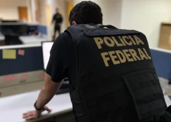 Delegado José Darcy Arruda é denunciado à Polícia Federal por suspeita de coação e outros crimes. Caso gera repercussão na segurança pública do Espírito Santo.