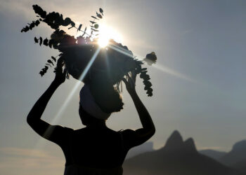 Celebração de Iemanjá no Arpoador reúne rituais, música e ações ambientais, com expectativa de público recorde.