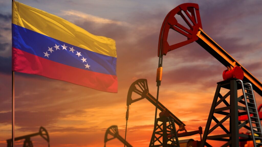 Petróleo bruto da Venezuela, mais pesado e difícil de refinar, desperta interesse das refinarias dos EUA. Especialistas alertam que recuperação da produção será lenta e custosa.