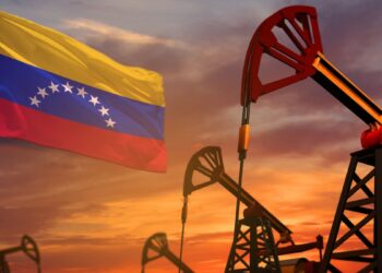 Petróleo bruto da Venezuela, mais pesado e difícil de refinar, desperta interesse das refinarias dos EUA. Especialistas alertam que recuperação da produção será lenta e custosa.