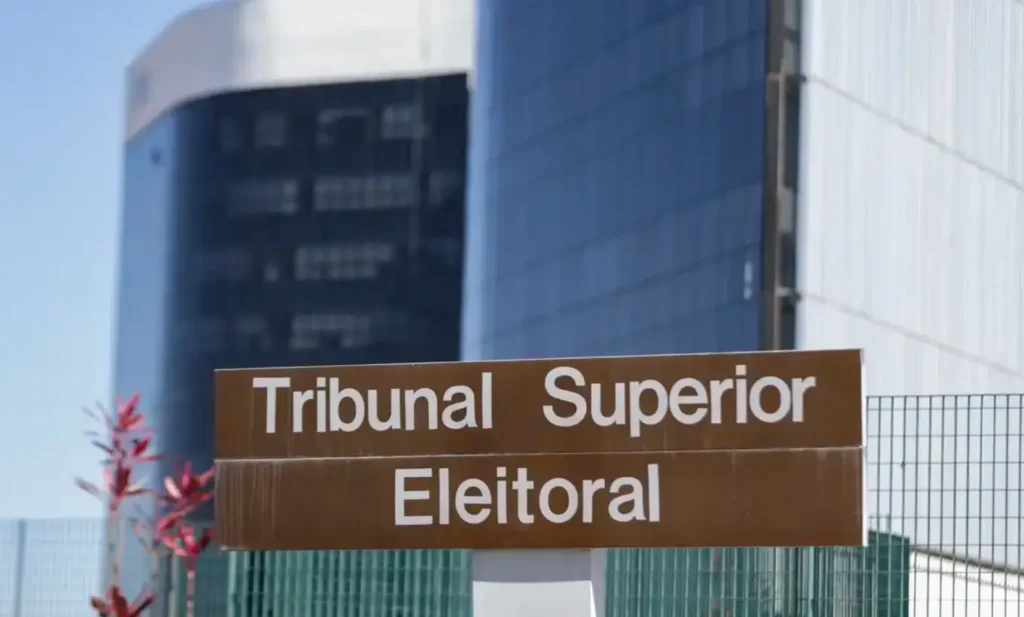 Justiça Eleitoral impõe transparência e proíbe recomendação de candidatos por IA.