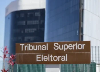 Justiça Eleitoral impõe transparência e proíbe recomendação de candidatos por IA.