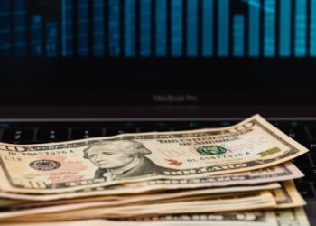 Preço do ouro atinge máxima histórica em meio à queda do dólar e busca por proteção financeira.
