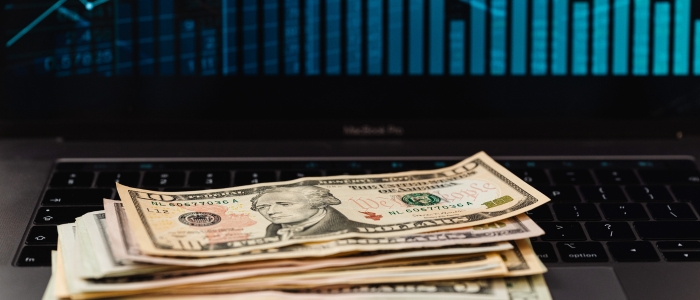 Preço do ouro atinge máxima histórica em meio à queda do dólar e busca por proteção financeira.