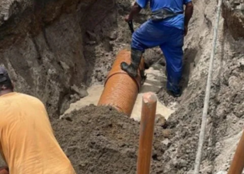 A Prefeitura de Cabo Frio substitui manilhas por tubos de PEAD na Avenida Teixeira e Souza, reforçando a drenagem urbana e prevenindo transtornos com as chuvas.