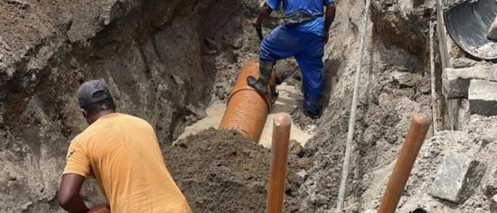 A Prefeitura de Cabo Frio substitui manilhas por tubos de PEAD na Avenida Teixeira e Souza, reforçando a drenagem urbana e prevenindo transtornos com as chuvas.