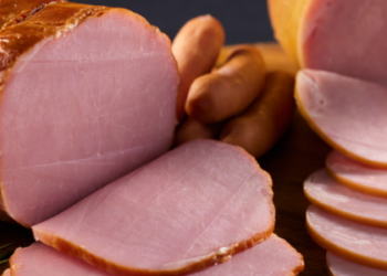 OMS esclarece que carnes processadas estão associadas ao câncer com base em evidências científicas, mas risco não se equipara ao do tabaco.