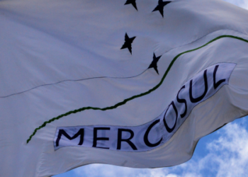 Mercosul e União Europeia firmam acordo histórico de livre comércio após 26 anos de negociações e avançam para ratificação.