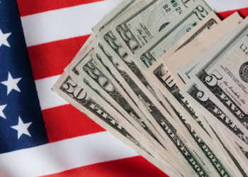 Ibovespa atinge novo recorde, mas dólar sobe e volta a superar R$ 5,40