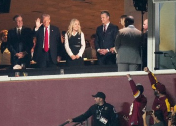 Vaias intensas marcam discurso de Donald Trump diante de plateia dividida