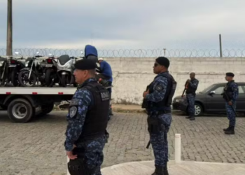 Operação de fiscalização retira carros da praia e apreende motos irregulares em Campos dos Goytacazes