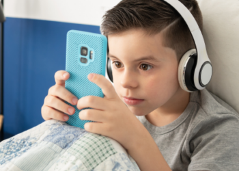 O celular toma o sono: os perigos da síndrome do sono insuficiente em jovens