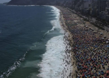 Após anúncio de isenção de visto para turistas chineses, buscas por voos para o Brasil disparam. Brasília lidera alta, seguida por Rio de Janeiro e São Paulo, segundo plataforma Qunar.