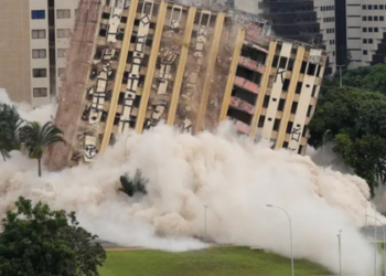 Histórico Torre Palace Hotel é implodido em Brasília