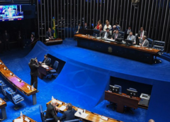 Estudo do Senado mostra que discursos nas sessões se tornaram mais curtos e voltados para redes sociais, com menos apartes, mas maior produtividade legislativa.