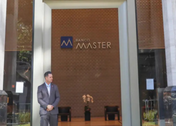 O colapso do Banco Master e da Reag Investimentos revela um dos maiores escândalos financeiros do Brasil, com fraudes bilionárias, pirâmide financeira e uso de fundos de investimento para mascarar prejuízos.