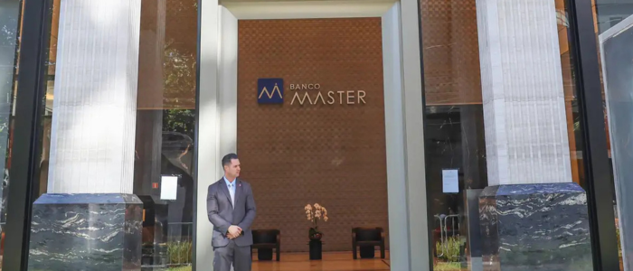 O colapso do Banco Master e da Reag Investimentos revela um dos maiores escândalos financeiros do Brasil, com fraudes bilionárias, pirâmide financeira e uso de fundos de investimento para mascarar prejuízos.
