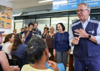 O Ministério da Saúde anuncia imunização de profissionais da linha de frente do SUS com a Butantan-DV, primeira vacina de dose única do mundo contra a dengue, com eficácia de 74% e proteção completa contra hospitalizações.