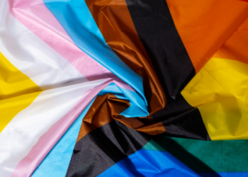 O Brasil registrou 257 mortes violentas de pessoas LGBT+ em 2025, segundo o Grupo Gay da Bahia. Apesar de queda em relação a 2024, país continua entre os mais perigosos do mundo para a comunidade.