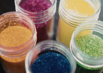 A Anvisa anunciou nesta segunda-feira (19) o recolhimento de produtos de decoração alimentícia com glitter e plástico da marca Morello. Fabricação, venda e consumo estão suspensos.