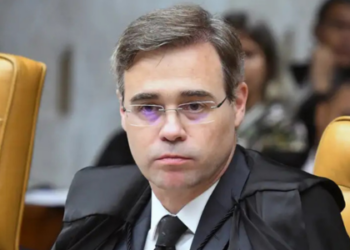O ministro André Mendonça, do STF, autorizou que Silvio Feitoza, investigado por descontos irregulares em aposentadorias do INSS, cumpra prisão preventiva em domicílio devido a problemas graves de saúde.