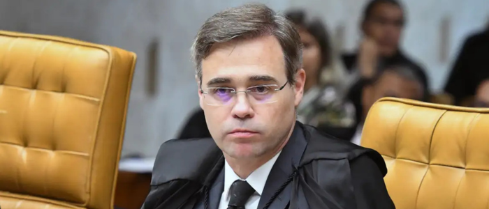 O ministro André Mendonça, do STF, autorizou que Silvio Feitoza, investigado por descontos irregulares em aposentadorias do INSS, cumpra prisão preventiva em domicílio devido a problemas graves de saúde.