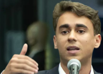 Nikolas Ferreira (PL-MG) iniciou uma caminhada de 240 km entre Paracatu e Brasília em protesto contra a prisão do ex-presidente Jair Bolsonaro. A caminhada, pacífica e simbólica, deve chegar à capital federal no domingo, 25 de janeiro.