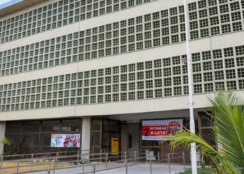 O primeiro Enamed avaliou 351 cursos de medicina em 2025 e indicou que mais de dois terços das graduações atingiram desempenho satisfatório. Cursos públicos se destacaram, enquanto privados lucrativos e municipais tiveram notas mais baixas.