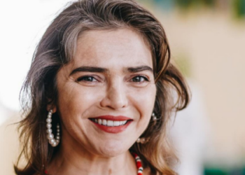Titina Medeiros, atriz conhecida por Cheias de Charme e outras novelas da TV Globo, morreu aos 49 anos; a causa foi câncer no pâncreas.