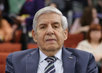 O STF autorizou que general Augusto Heleno, em prisão domiciliar humanitária, receba serviços de cabeleireira uma vez por mês, mantendo visitas de familiares e acesso ao terraço para atividades físicas.