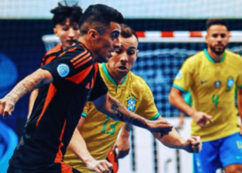 Na estreia da Copa América de futsal 2026, o Brasil empatou em 2 a 2 com a Colômbia em Luque. A equipe saiu atrás, virou o jogo, mas não conseguiu segurar a vantagem. Próximo confronto será contra a Bolívia.