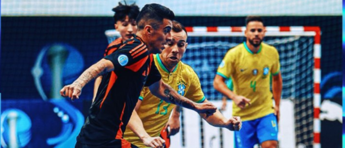 Na estreia da Copa América de futsal 2026, o Brasil empatou em 2 a 2 com a Colômbia em Luque. A equipe saiu atrás, virou o jogo, mas não conseguiu segurar a vantagem. Próximo confronto será contra a Bolívia.