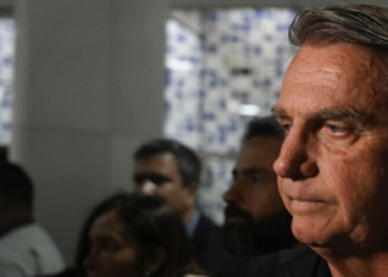 STF decide transferir Jair Bolsonaro para a Papudinha após detalhar condições especiais de custódia na Polícia Federal, destacando que benefícios superam padrão do sistema prisional brasileiro.
