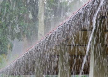 A chegada de uma frente fria provoca chuvas fortes, ventos de até 100 km/h e risco de granizo em várias regiões do Brasil. Nordeste terá calor intenso e baixa umidade do ar.