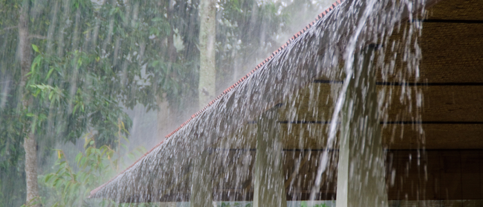 A chegada de uma frente fria provoca chuvas fortes, ventos de até 100 km/h e risco de granizo em várias regiões do Brasil. Nordeste terá calor intenso e baixa umidade do ar.
