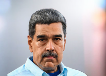 Imagens mostram chegada de Maduro aos EUA após invasão militar