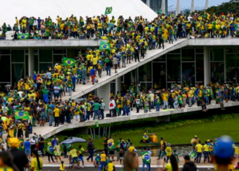 Três anos após o 8 de janeiro de 2023, o Brasil relembra o ataque às sedes dos Três Poderes, as investigações sobre a trama golpista e a importância de preservar a democracia.