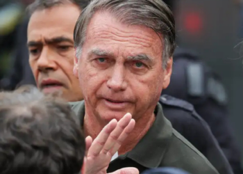 Pesquisa mostra que brasileiros atribuem prisão de Bolsonaro a ações do próprio ex-presidente