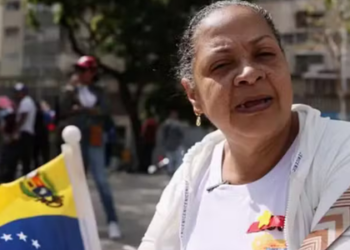'Penso que nosso presidente foi traído de alguma forma', disse Rosa Contreras durante a manifestação — Foto: BBC