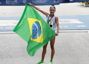 Atleta sobe ao pódio mais uma vez em prova marcada por domínio africano