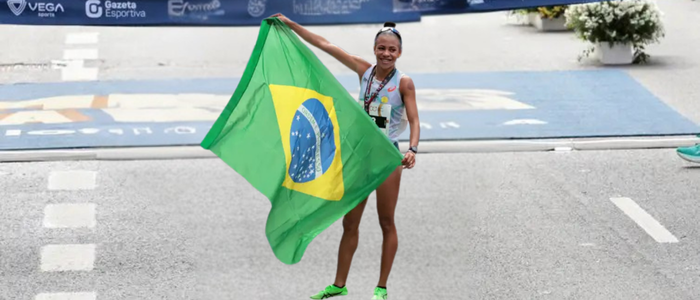 Atleta sobe ao pódio mais uma vez em prova marcada por domínio africano