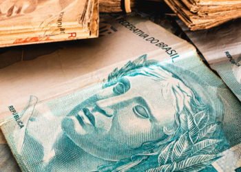 Após despesas de fim de ano, janeiro desafia o orçamento das famílias. Veja dicas de organização financeira e como a regra 50-30-20 pode ajudar a equilibrar as contas.