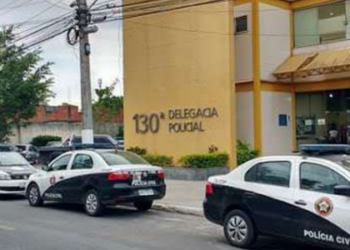 Polícia Militar de Quissamã apreendeu adolescente e prendeu homem por tráfico de drogas no bairro Sítio Quissamã. Ação ocorreu após denúncia anônima.