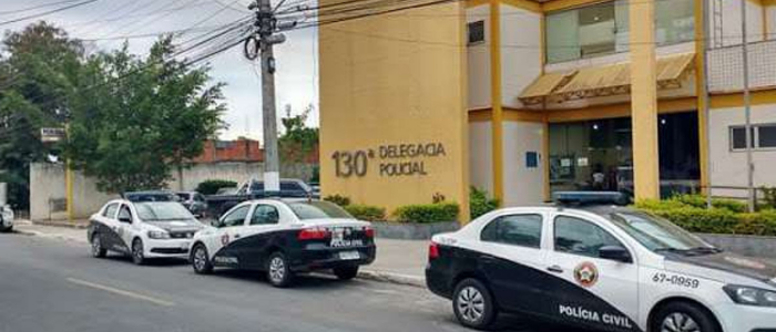 Polícia Militar de Quissamã apreendeu adolescente e prendeu homem por tráfico de drogas no bairro Sítio Quissamã. Ação ocorreu após denúncia anônima.