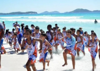 O Defesinha Verão 2026 começa em Cabo Frio com 120 crianças e adolescentes inscritos. O projeto oferece atividades educativas, de lazer e conscientização ambiental na Praia de Unamar até o fim de janeiro.